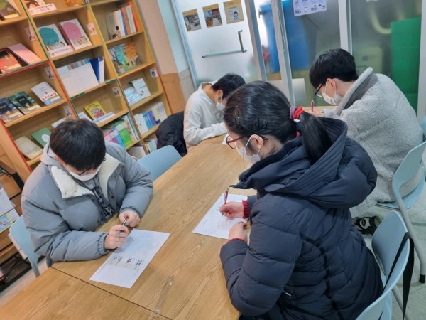 직업에 대해 조사하는 훈련생들