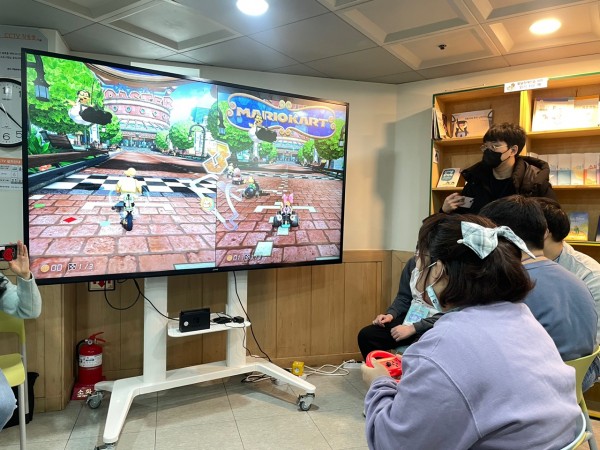 3조와 4조가 카트를 대결하는 모습