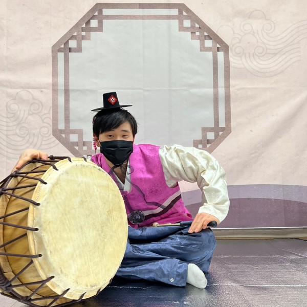 한복을 입고 전통악기와 함께 포즈를 잡으며 사진찍는 모습