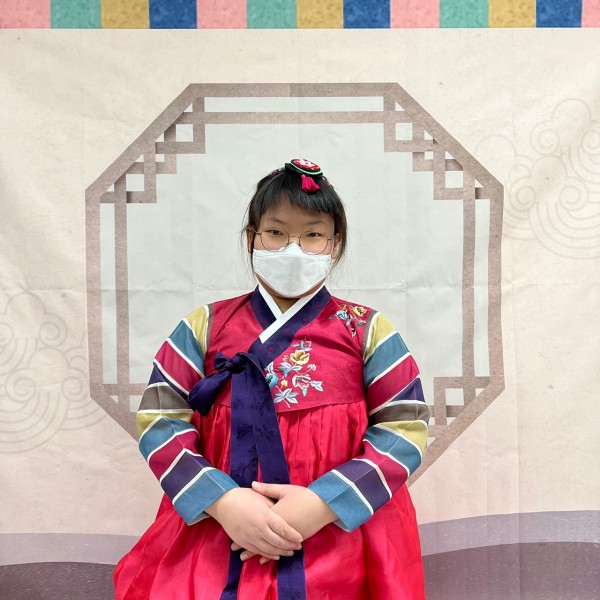 전통 의복을 입고 사진찍는 모 습