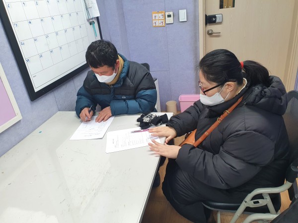 취업 전 교육에 참여중인 모습