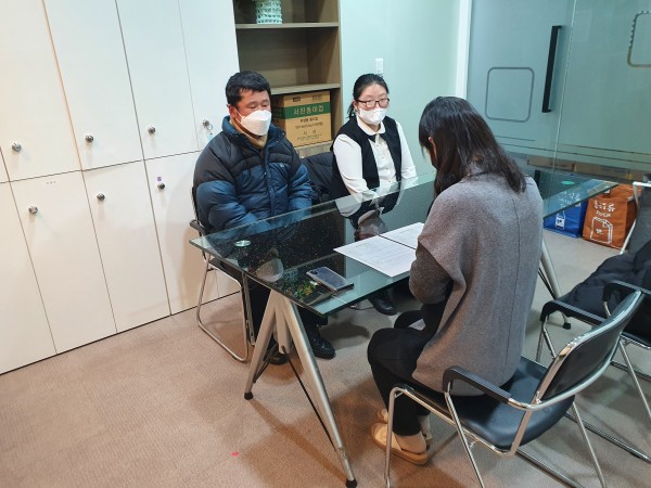 업체에 방문하여 면접 진행 중인 모습