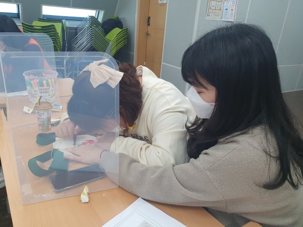 에코백에 곰 실크판을 덧대어서 색칠하는 모습