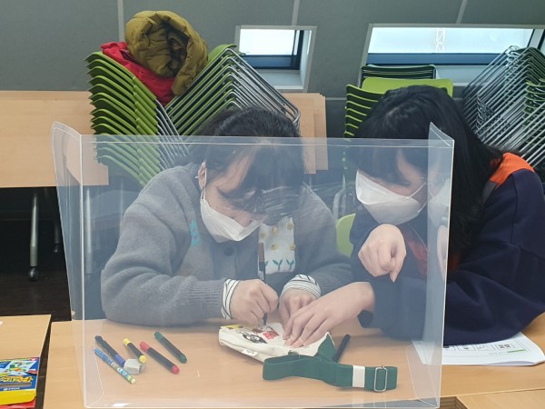 에코백을 꾸미는 모습