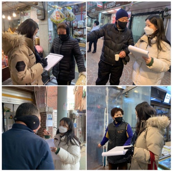 시장 상인들과 인터뷰하는 실습생들의 모습