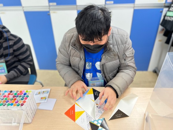 딱지를 만드는 모습