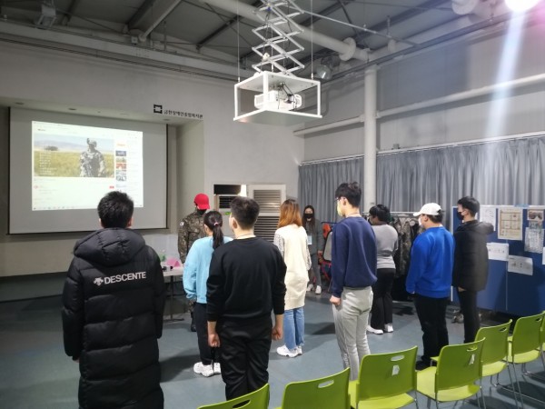 군 기본 제식 훈련을 받는 모습