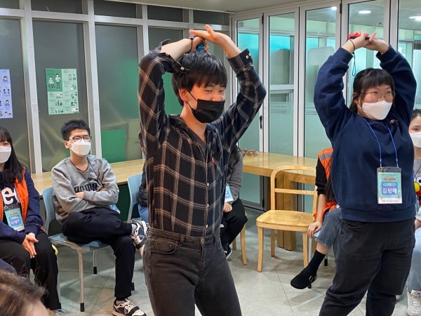 열심히 춤추는 모습
