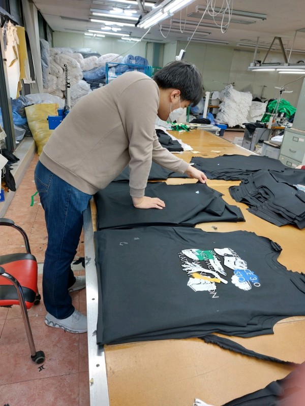 SNC패션에서 훈련받는 훈련생