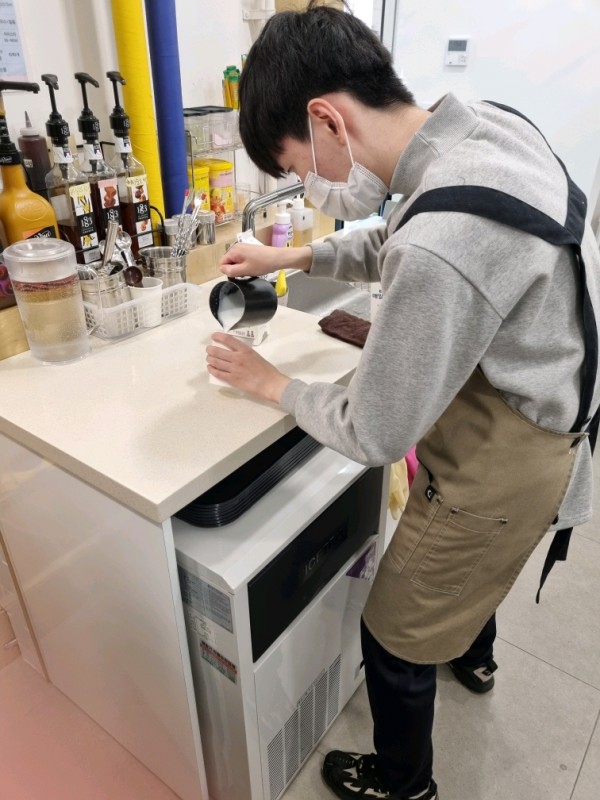 어울림카페에서 훈련받는 훈련생