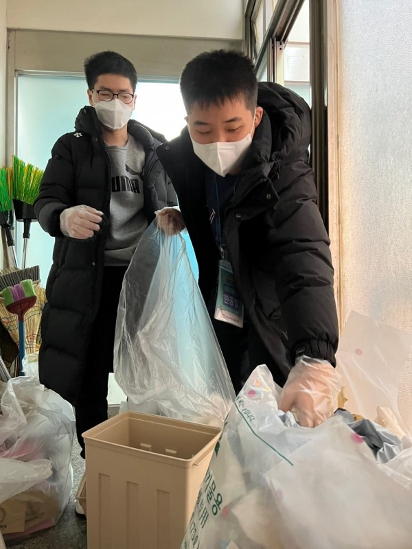 교육을 통해 배운 분리수거를 실습하는 모습