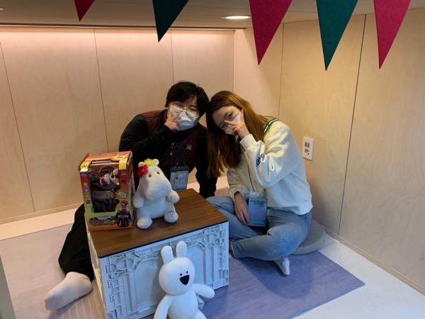 청소년 문화의 집을 방문하여 보드게임 앞에서 포즈를 취하는 모습