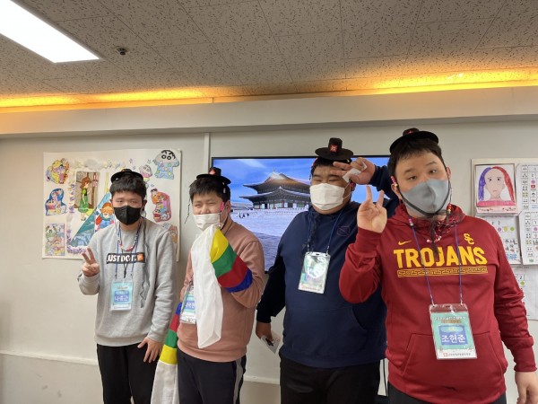 단체로 완성한 갓을 착용한 모습