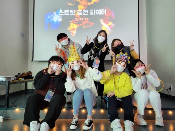 장기자랑 무대가 끝나고 가면과 야광안경을 착용해 브이포즈를 취하는 모습