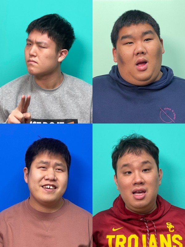 컬러테마관에서 미소를 짓는 모습