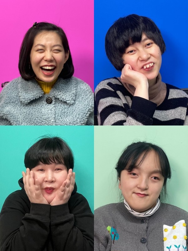 컬러테마관에서 포즈를 취하는 모습