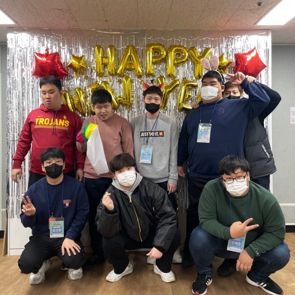 파티테마관에서 단체로 다양한 포즈를 취하며 미소짓는 모습
