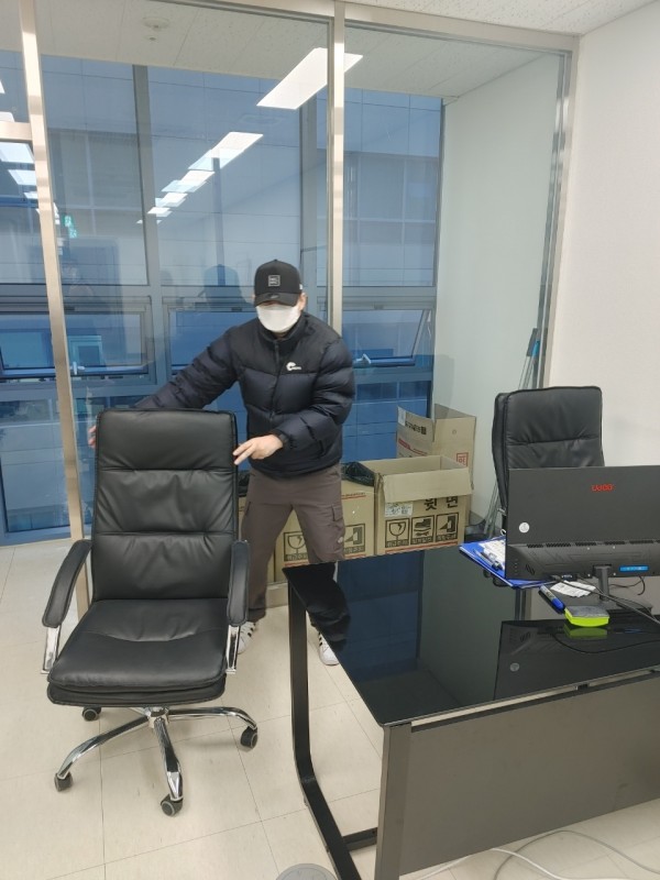 사무실 의자를 치우고 청소를 하려는 모습