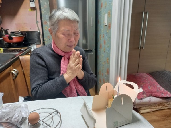 촛불을 불기 전 소원을 비는 모습