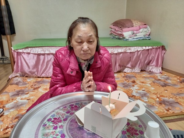 생일 축하 노래를 함께 부르는 모습