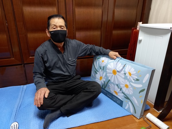 생필품 선물 세트를 받은 모습