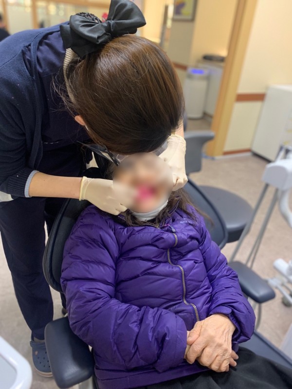 긴장된 모습으로 두 손을 꽉 모은 채 진료 받고있는 모습
