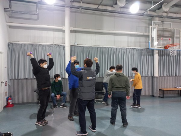 덤벨숄더운동