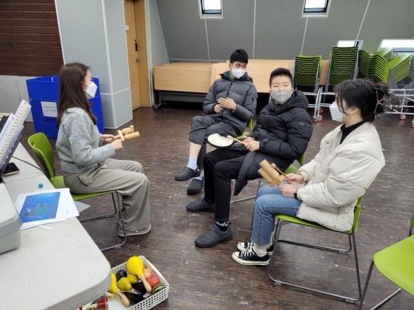 토요음악 프로그램에 참여하는 모습