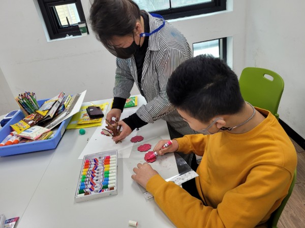 선생님과 미술작품을 만드는 모습