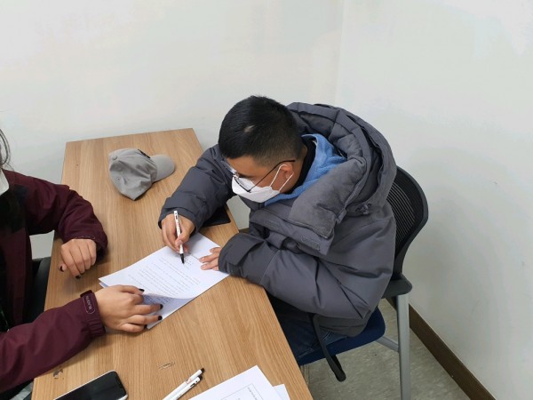 근로계약서를 작성하고 있습니다.