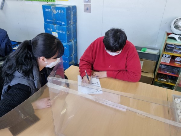 면접을 위해 자기소개를 연습하고 있습니다.