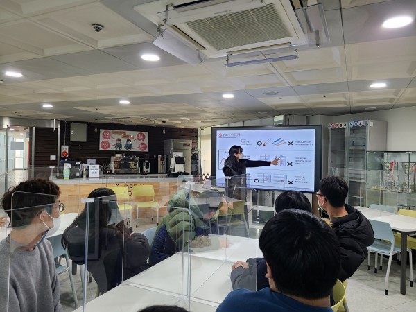 선거교육을 진행하고 있습니다.