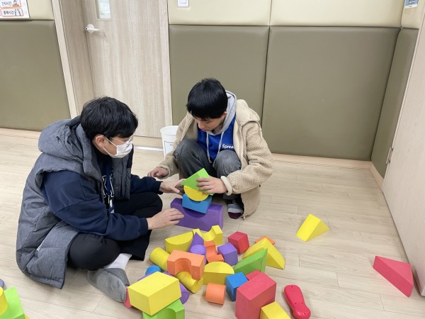 도형 맞추기에 열심히 참여하는 이용자 모습