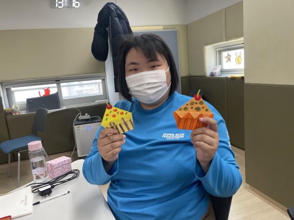 완성된 미술작품을 뽑내는 이용자 모습