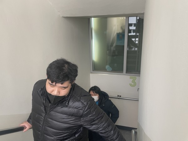 계단오르기 활동 중인 이용자 모습