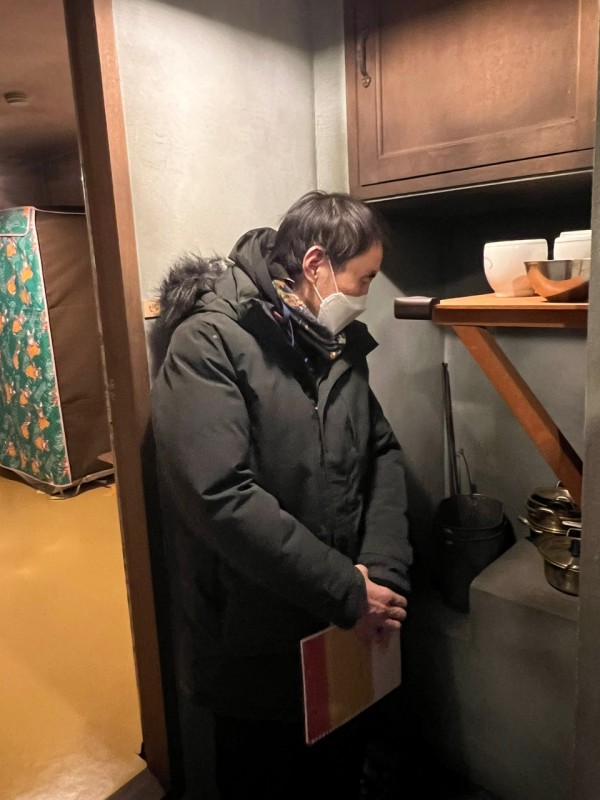 아궁이를 관찰하는 모습