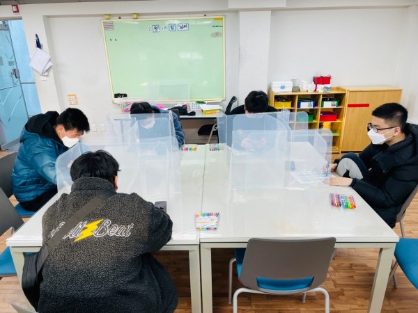 자신만의 화폐를 집중해서 그리는 모습
