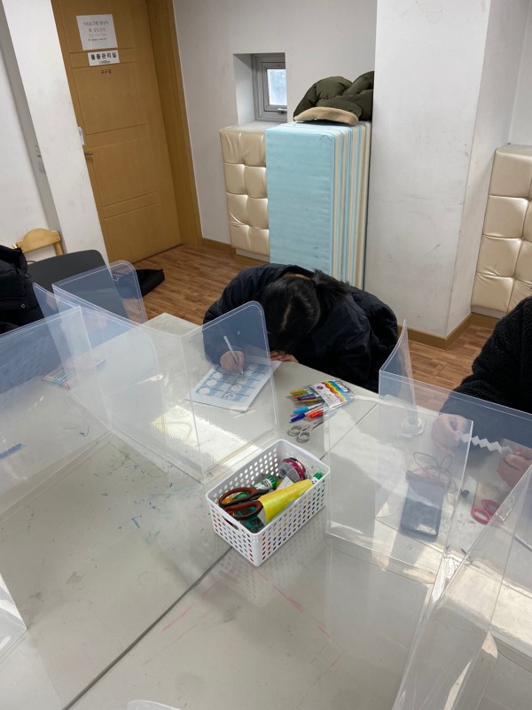 집중해서 자신만의 화폐 만드는 중