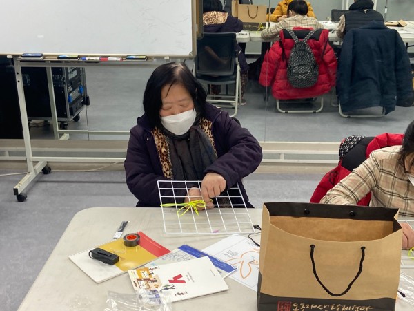 집중해서 네온키트를 만들고 있는 모습