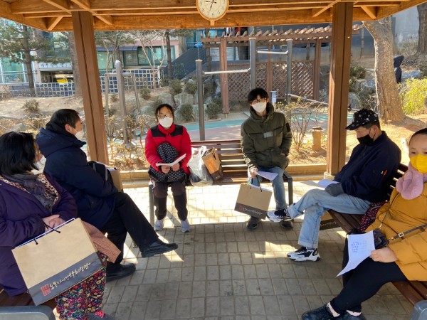 작성한 글과 그림을 보며 자기소개하는 중