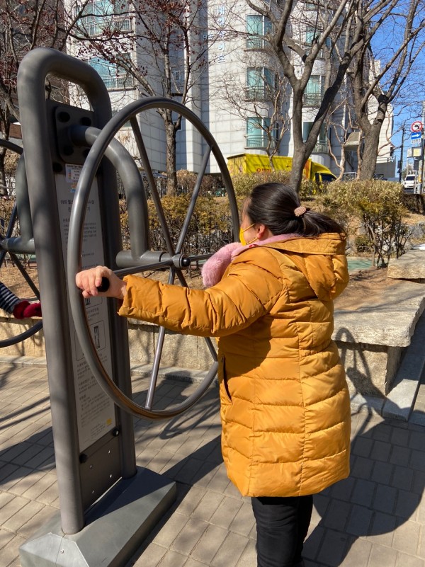 팔 운동하는 모습