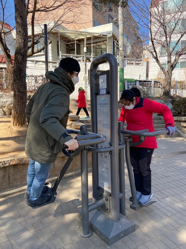 허리운동 하는모습02