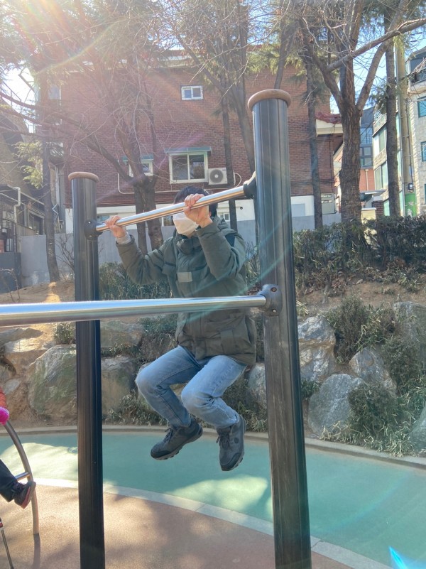 턱걸이를 통해서 근력을 키우는 모습