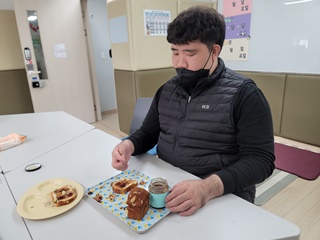 열심히 간식을 만들고 있는 이용자