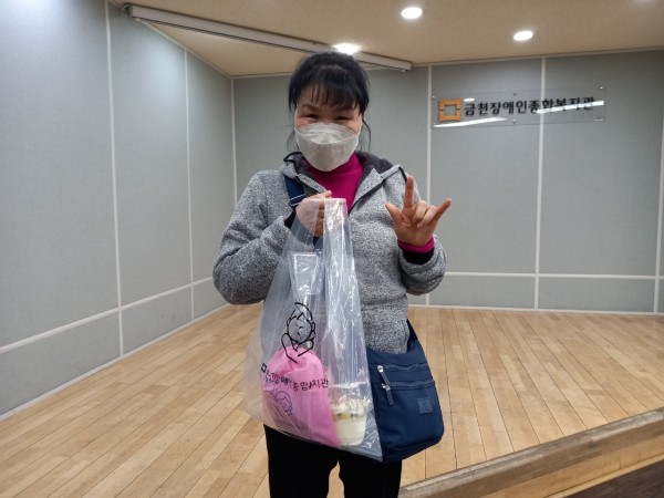 수지침 키트를 받으시고 사랑한다는 수화표현해주신 모습