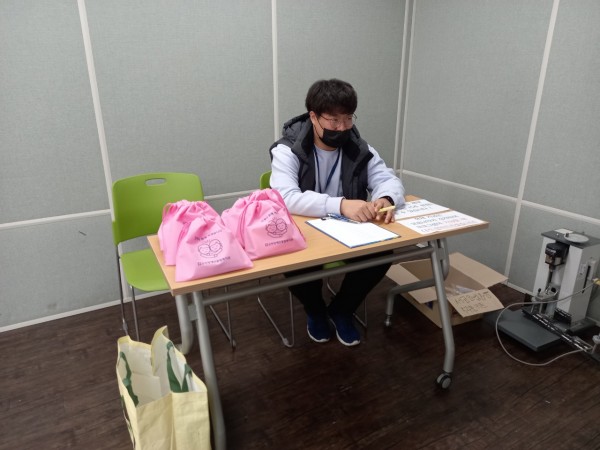 복지관 방문 이용자에게 서금요법 키트를 드리기 위해 기다리는 모습