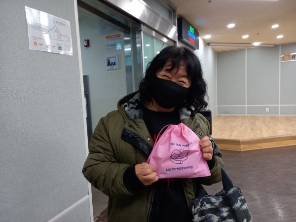 서금요법 키트를 받고 환하게 웃으시는 모습
