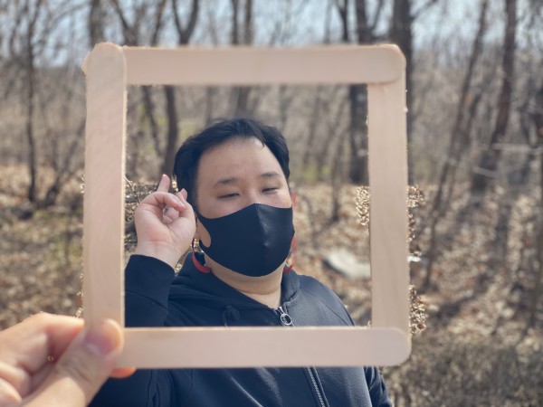 조00 이용자가 자연을 배경으로 사진 찍는 모습