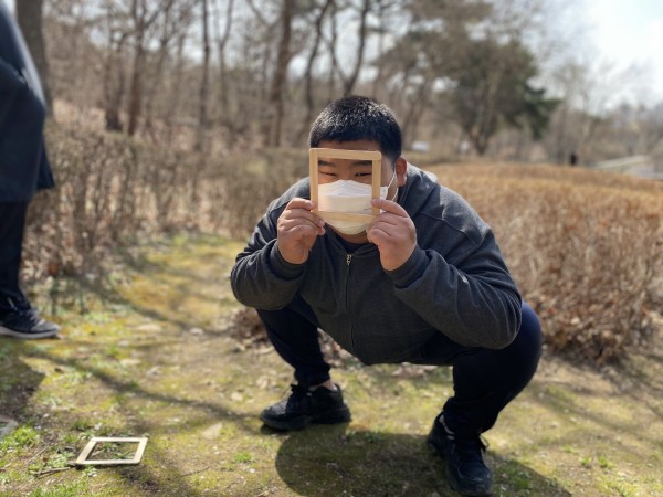 김00 이용자가 액자를 얼굴에 대 보는 모습