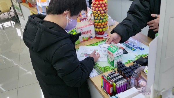 심부름 물건을 결제하는 모습